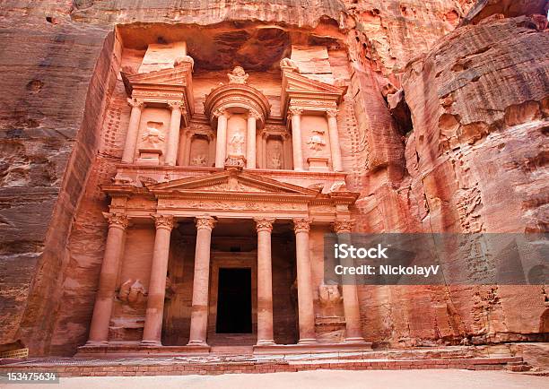 Foto de Al Khazneho Tesouro De Petra Antiga Cidade Jordânia e mais fotos de stock de Petra