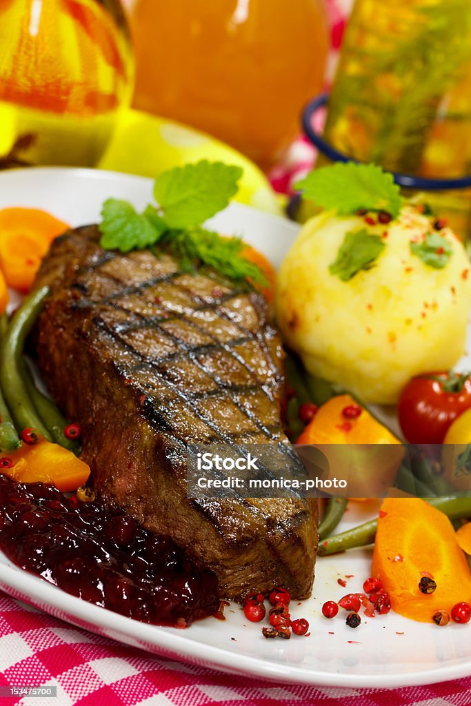 Steak de Gourmet aux haricots verts, tomates cerises, canneberge - Photo de Barbecue libre de droits