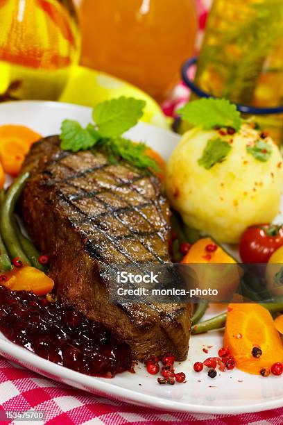 Photo libre de droit de Steak De Gourmet Aux Haricots Verts Tomates Cerises Canneberge banque d'images et plus d'images libres de droit de Barbecue