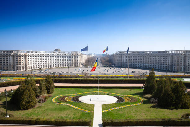 панорама площади конституции в бухаресте, румыния, вид из дворца парламента, с панорамой на улицы коммунистической архитектуры. это достоп� - constitutiei стоковые фото и изображения
