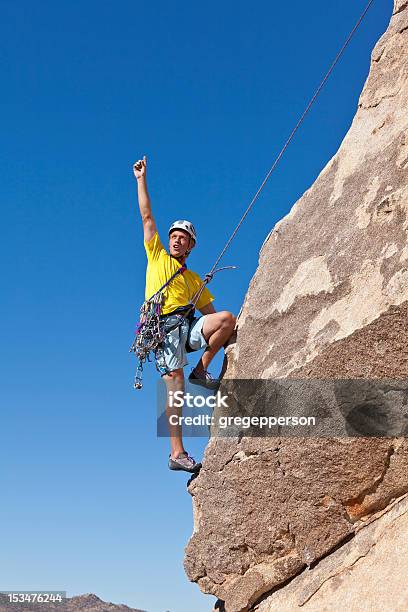 Alpinista Macho Rock Clings Para Um Penhasco - Fotografias de stock e mais imagens de Adulto - Adulto, Ao Ar Livre, Atividade Recreativa