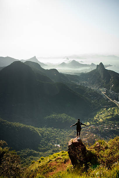 hombre mirando en rio de janeiro desde arriba - christ the redeemer rio de janeiro brazil corcovado fotografías e imágenes de stock