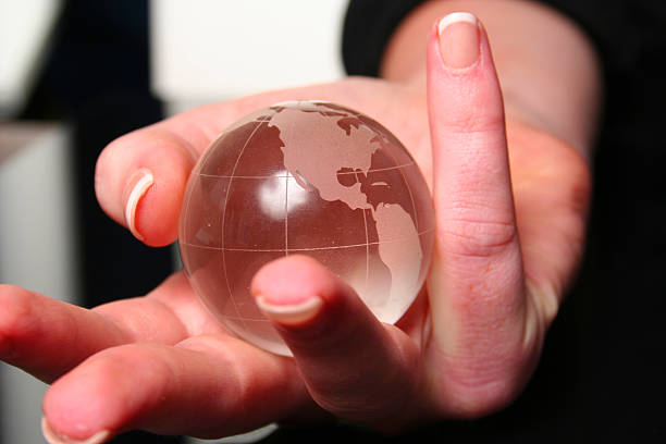 Cтоковое фото Женщина Рука с глобус показаны американский континент