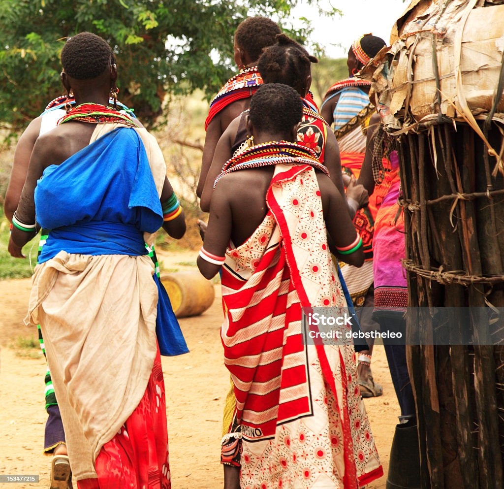Tribo Samburu-as mulheres e as crianças Quênia, África - Foto de stock de Aldeia royalty-free