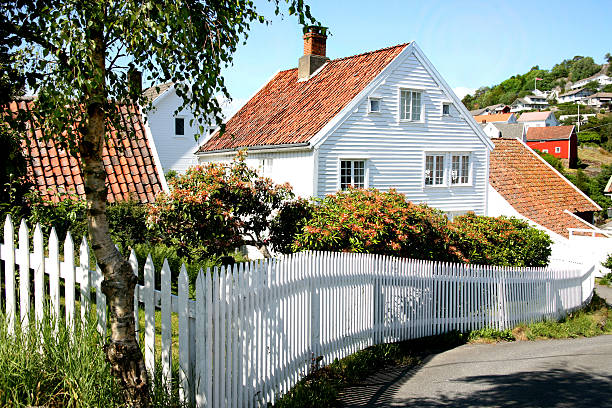 maison en bois blanc dans une petite ville norvégienne - house scandinavian norway norwegian culture photos et images de collection