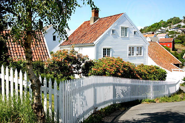 bianco casa in legno norvegese in una piccola città - house scandinavian norway norwegian culture foto e immagini stock