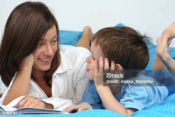 Historia De Tiempo Foto de stock y más banco de imágenes de 4-5 años - 4-5 años, Adulto, Amistad