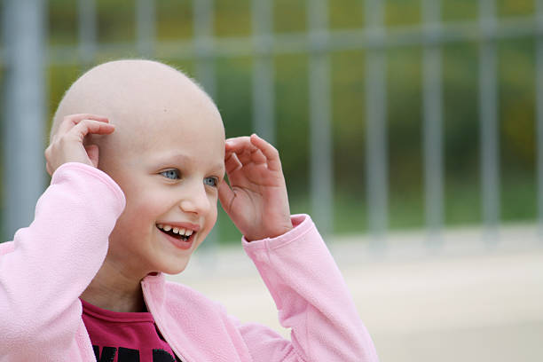 cáncer niño - completely bald fotografías e imágenes de stock