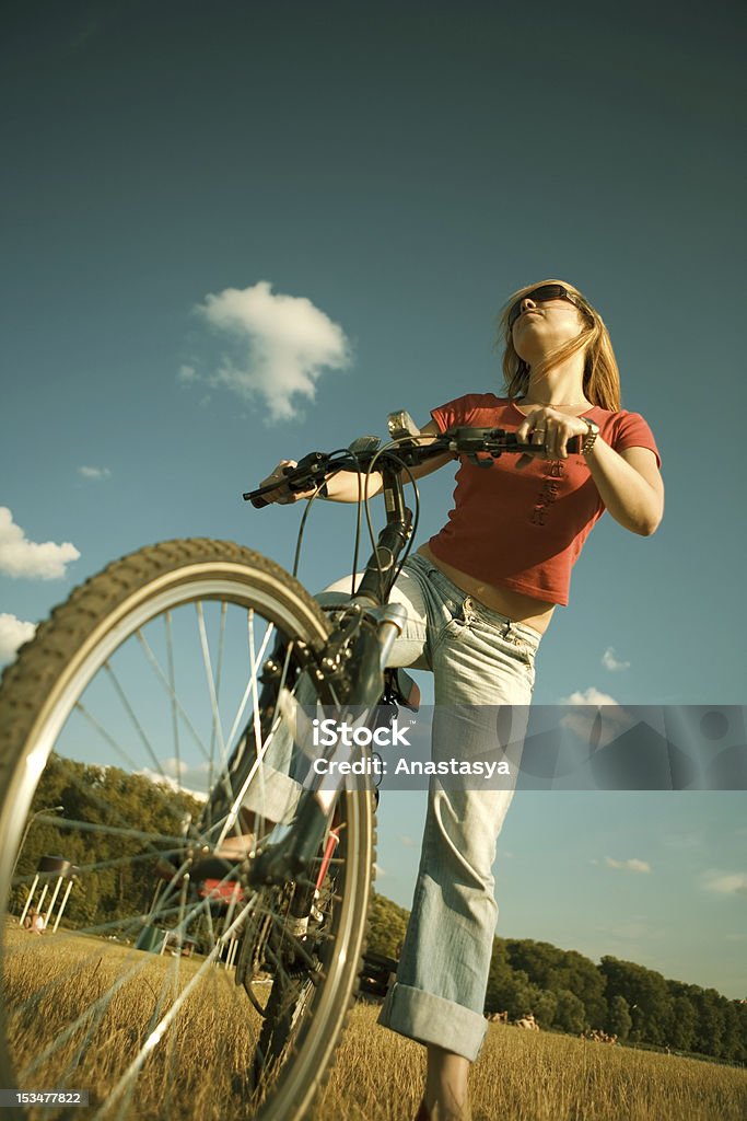 La belle jeune fille sur une bicyclette - Photo de Adolescent libre de droits