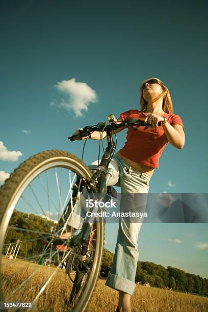 Photo libre de droit de La Belle Jeune Fille Sur Une Bicyclette banque d'images et plus d'images libres de droit de Adolescent - Adolescent, Adulte, Beauté