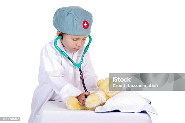 Photo libre de droit de Peu De Médecin Faire Une Consultation Médicale banque d'images et plus d'images libres de droit de Enfant - Enfant, Jouer au docteur, Fond blanc