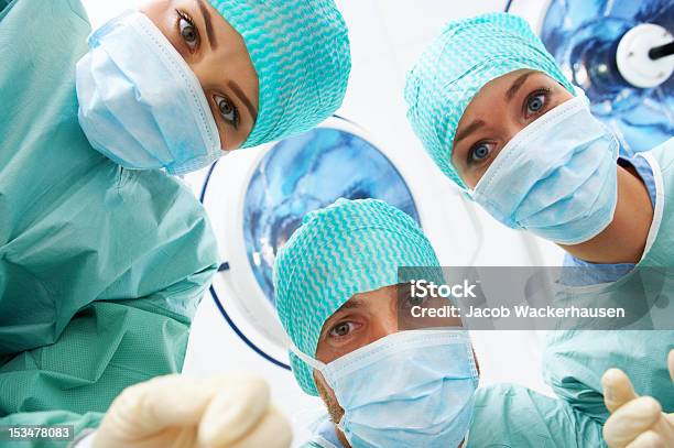 Closeup Of Surgeons Три — стоковые фотографии и другие картинки Help - английское слово - Help - английское слово, Аварии и катастрофы, Больница