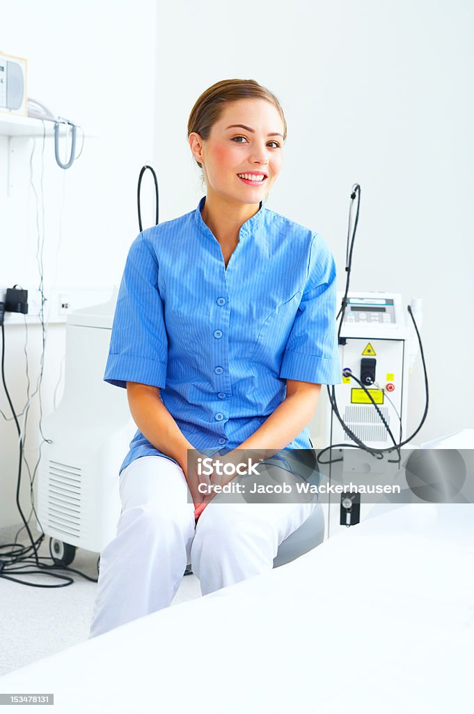 Weibliche Krankenschwester lächelnd - Lizenzfrei Arbeiten Stock-Foto