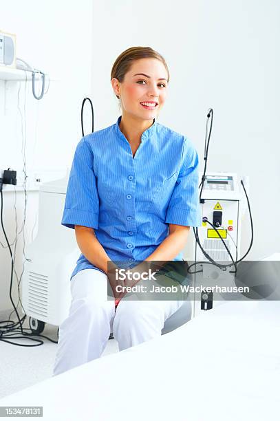 Enfermeira Sorridente - Fotografias de stock e mais imagens de Adulto - Adulto, Ala hospitalar, Alegria