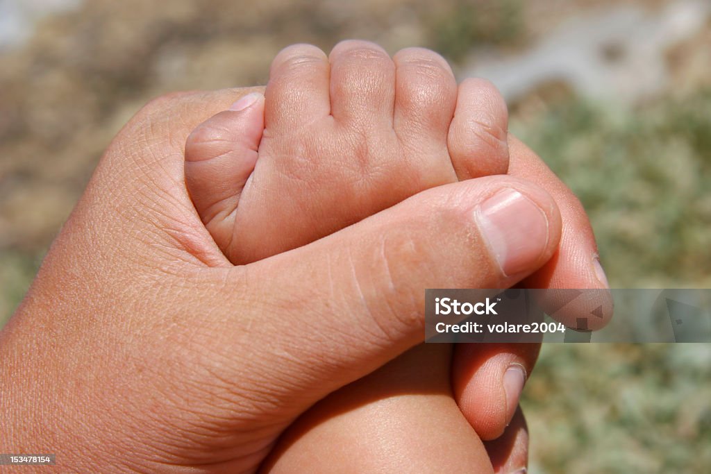 Отец держит ребенка's исполнение - Стоковые фото Help - английское слово роялти-фри