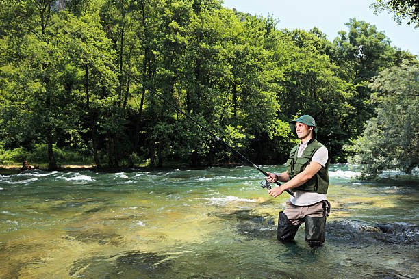 rybak ryby na rzekę z lasu w tle - fisherman stream fly fishing fishing zdjęcia i obrazy z banku zdjęć