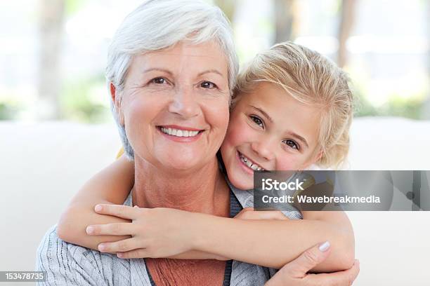 Photo libre de droit de Jolie Petite Fille Avec Sa Grandmère En Regardant La Caméra banque d'images et plus d'images libres de droit de Grand-mère