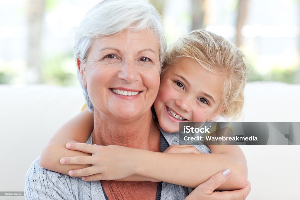 Linda menina com sua avó, olhando para a câmera - Foto de stock de Avó royalty-free