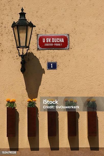 Foto de Parede De Uma Antiga Casa e mais fotos de stock de Placa de estrada - Placa de estrada, Praga, Boêmia