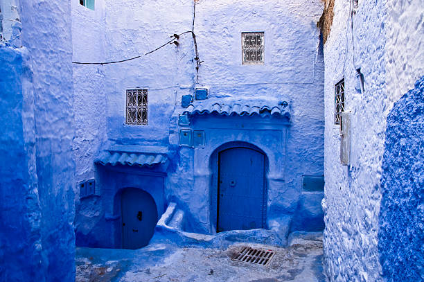 Blue casas e portas em Chechaouen - foto de acervo