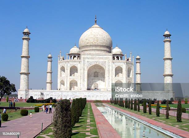 Taj Mahal Foto de stock y más banco de imágenes de Adulto - Adulto, Agra, Arco - Característica arquitectónica