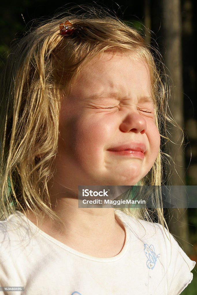 Kleines Mädchen weint - Lizenzfrei Baum Stock-Foto