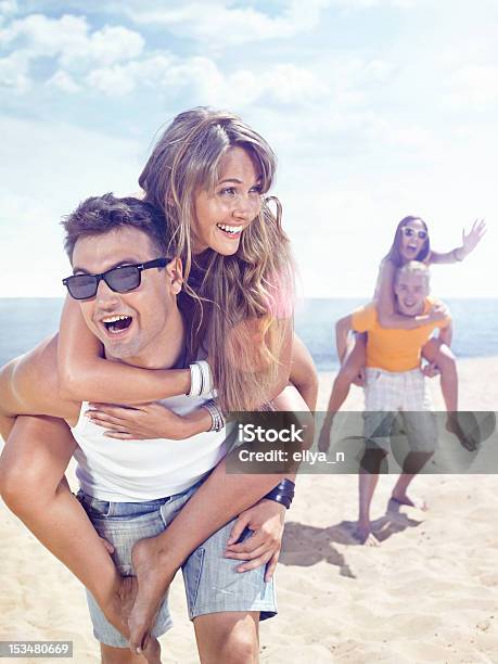 Divertimento In Spiaggia - Fotografie stock e altre immagini di Ambientazione esterna - Ambientazione esterna, Amicizia, Portare a cavalluccio