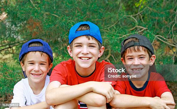 Ragazzi Indossano Cappellini Da Baseball - Fotografie stock e altre immagini di Fratello - Fratello, Tre persone, Fratelli e sorelle