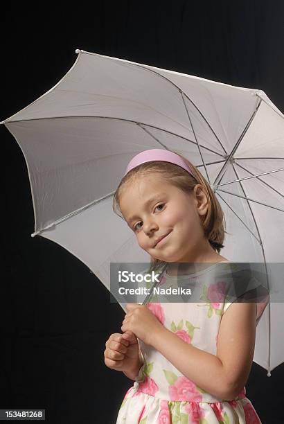 Foto de Soft Retrato De Menina Sob Guardachuva Vista Lateral Aberta e mais fotos de stock de Aberto