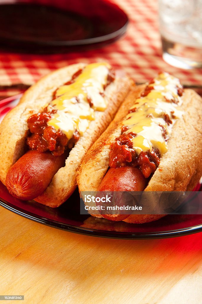 Chili Cheese psów - Zbiór zdjęć royalty-free (Hot dog z chili)