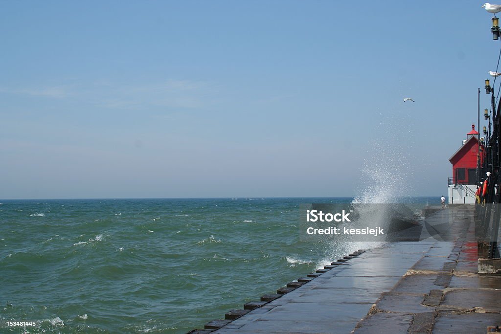 Vagues Splash sur la jetée de Grand Haven - Photo de Lac libre de droits