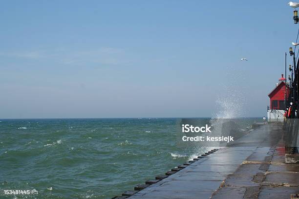 Salpicos De Ondas No Cais Grand Haven - Fotografias de stock e mais imagens de Lago - Lago, Michigan, Muskegon