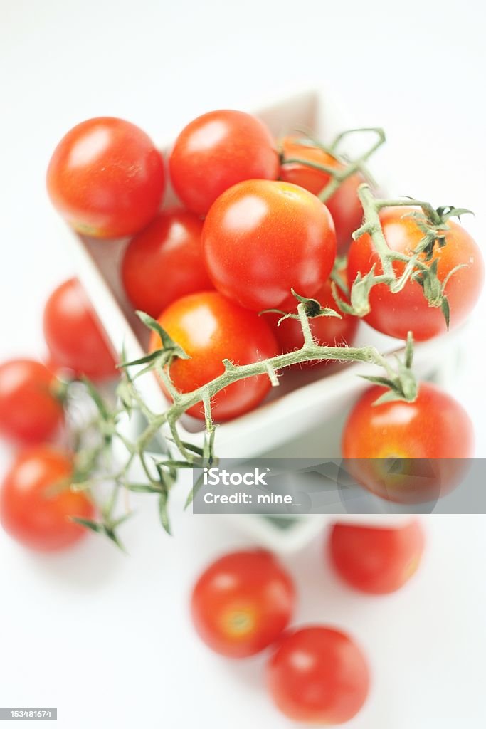 Tomates frescos en square bowl - Foto de stock de Alimento libre de derechos