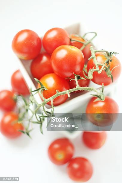 Tomates Frescos En Square Bowl Foto de stock y más banco de imágenes de Alimento - Alimento, Blanco - Color, Comida sana