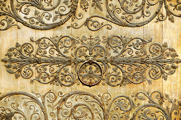 detalhe da porta de madeira - church close up paris france gothic style imagens e fotografias de stock