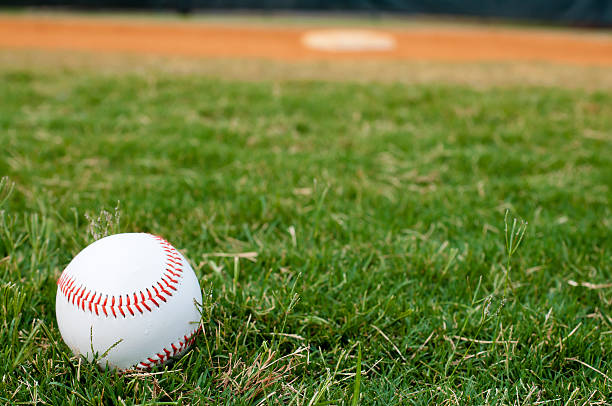 beisebol em campo - baseballs baseball baseball diamond grass - fotografias e filmes do acervo