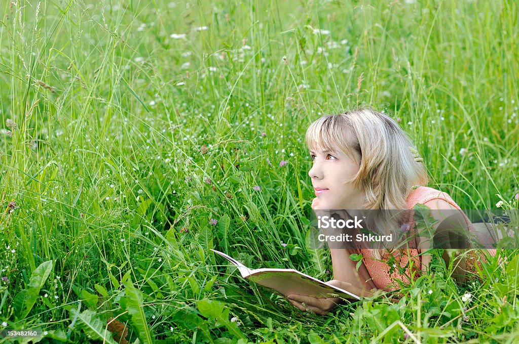Женщина с книгой - Стоковые фото Весна роялти-фри