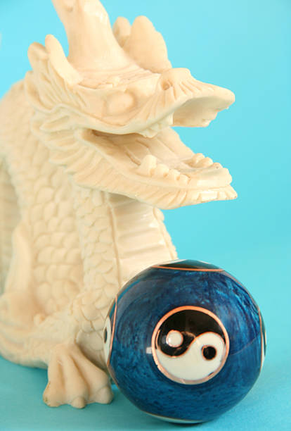 relaxante bola e ossos dragon - yin yang symbol relaxation isolated emotional stress - fotografias e filmes do acervo