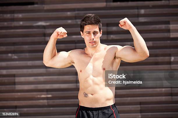 Z Jego Mięśnie Sportowca - zdjęcia stockowe i więcej obrazów Aktywny tryb życia - Aktywny tryb życia, Biceps, Ciało ludzkie