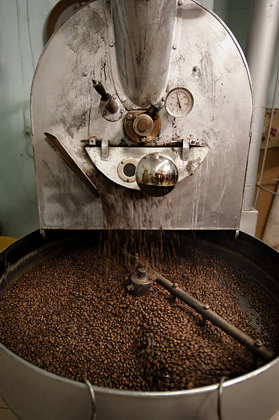 café tostado líder - roasted machine bean mixing fotografías e imágenes de stock