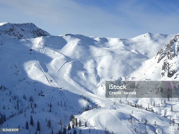 Complejo Turístico De Esquí Pistes Foto de stock y más banco de imágenes de Aire libre - Aire libre, Alpes Europeos, Austria