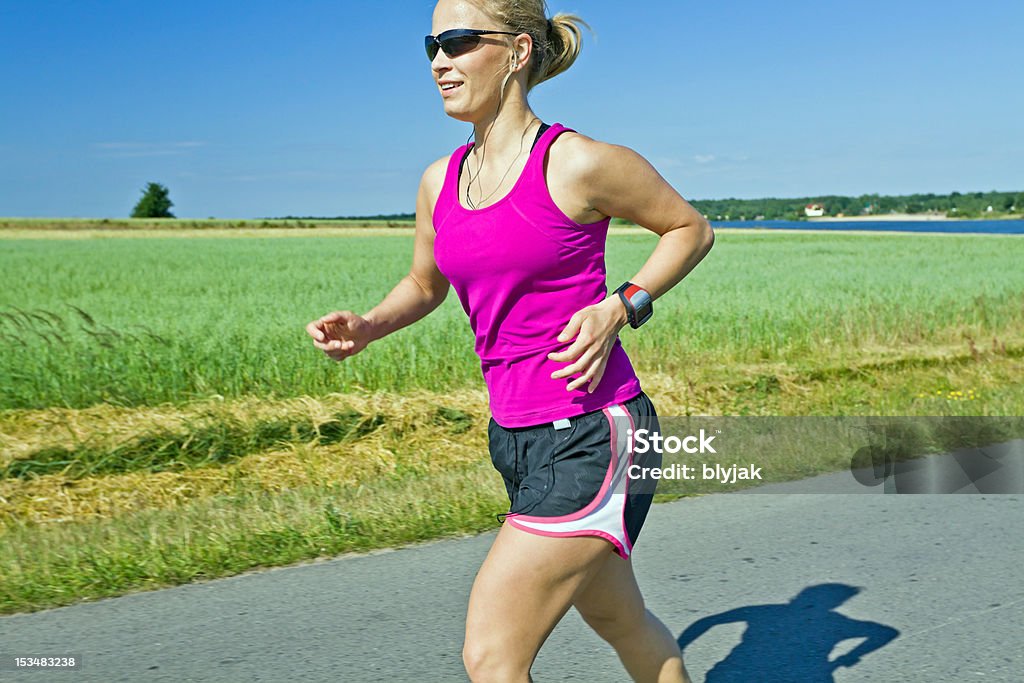 Running Donna con la musica - Foto stock royalty-free di Adulto