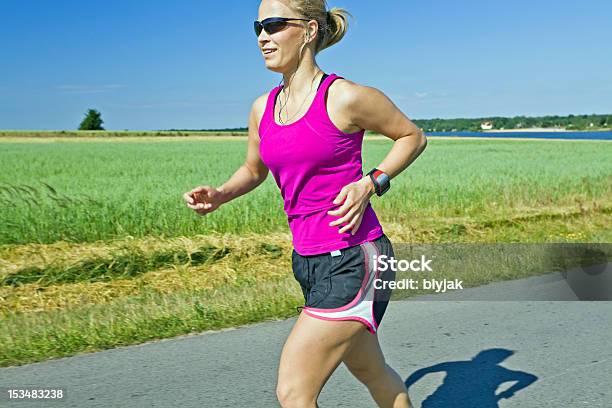 Running Donna Con La Musica - Fotografie stock e altre immagini di Adulto - Adulto, Allegro, Ambientazione esterna