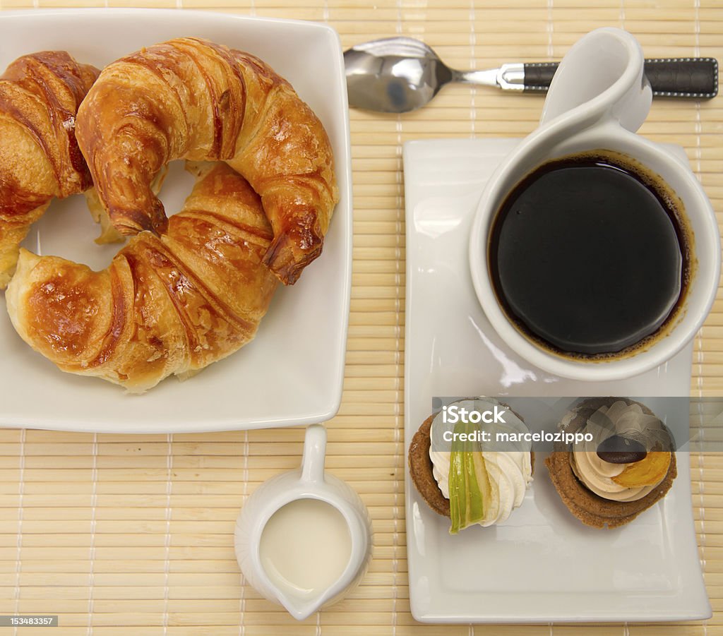 El desayuno se sirve en el soleado y bebidas por la mañana - Foto de stock de Al horno libre de derechos