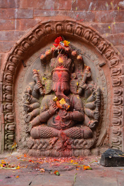 ネパールのカトマンズにある花と果物で飾られたガネーシャ卿の像 - ganesh festival ストックフォトと画像