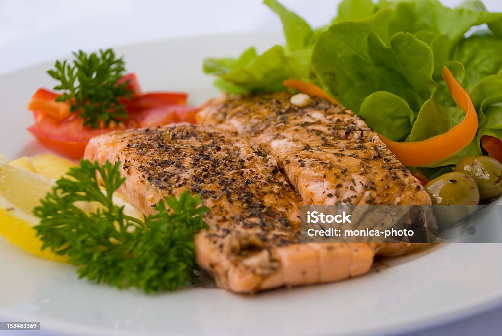 Succosa salmone con erbe e salsa e insalata - 2 - Foto stock royalty-free di Affamato