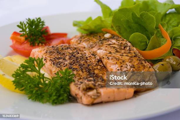 Succosa Salmone Con Erbe E Salsa E Insalata 2 - Fotografie stock e altre immagini di Affamato - Affamato, Albergo, Alla griglia