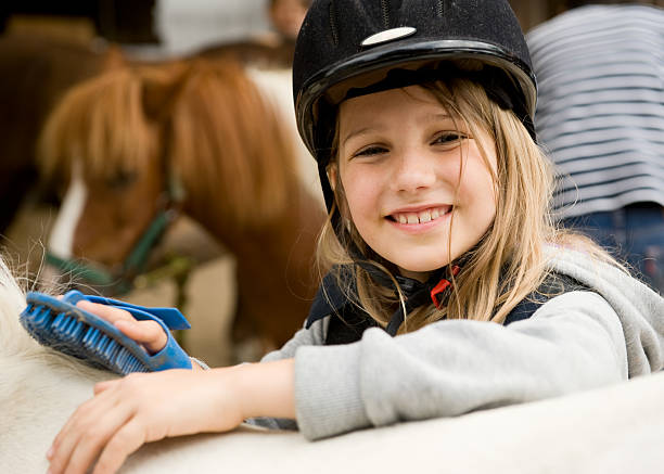 ragazza e cavalli - horse child pony little girls foto e immagini stock