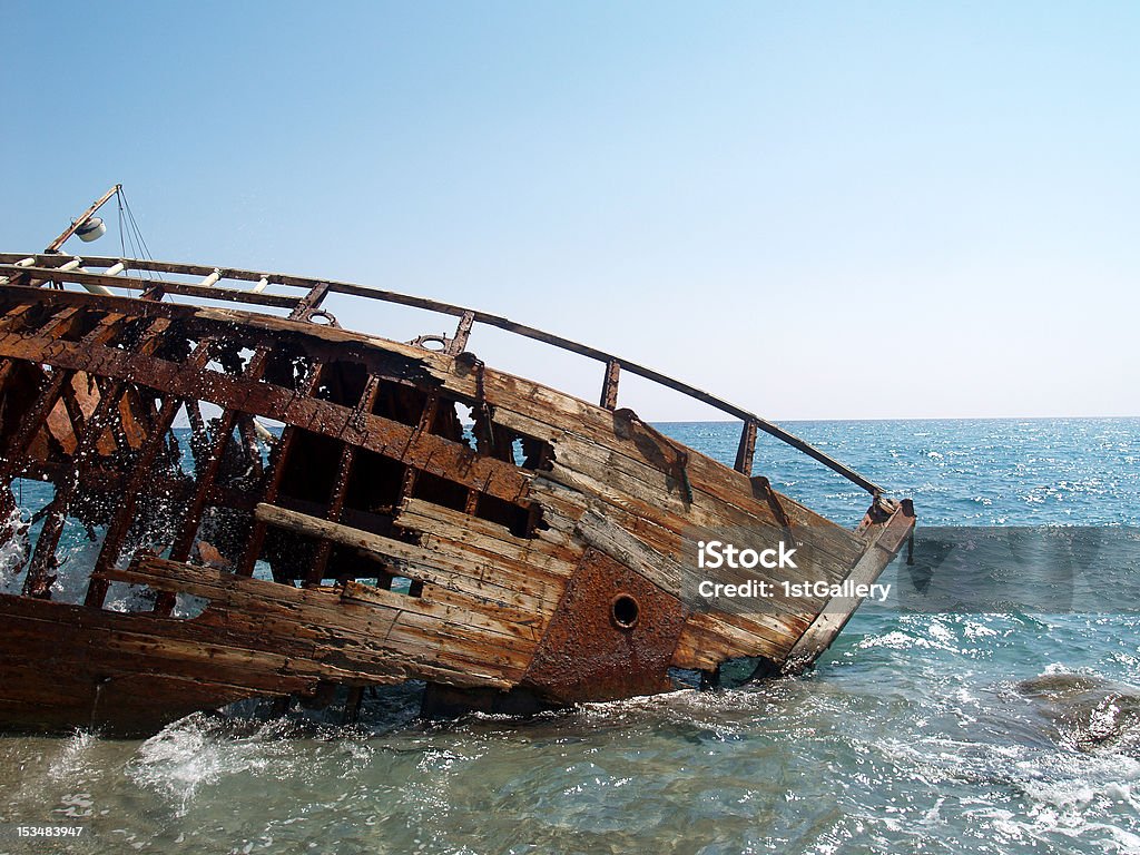Navio naufragado na praia - Foto de stock de Areia royalty-free