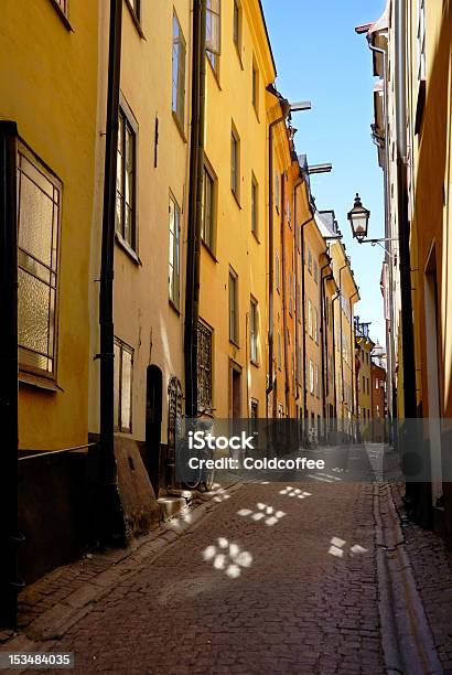 Gasse In Der Altstadt Von Stockholm Stockfoto und mehr Bilder von Alt - Alt, Architektur, Außenaufnahme von Gebäuden